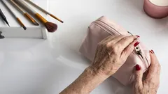 Kosmetyczka po pięćdziesiątce staje się wyzwaniem: co usunąć, żeby nie dodawać sobie lat